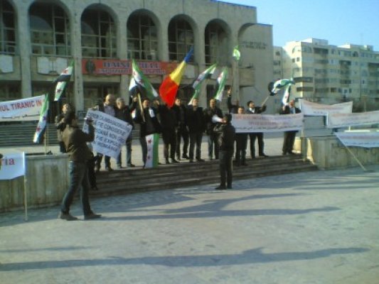 Sirienii din Constanţa au protestat în faţa Casei de Cultură: 